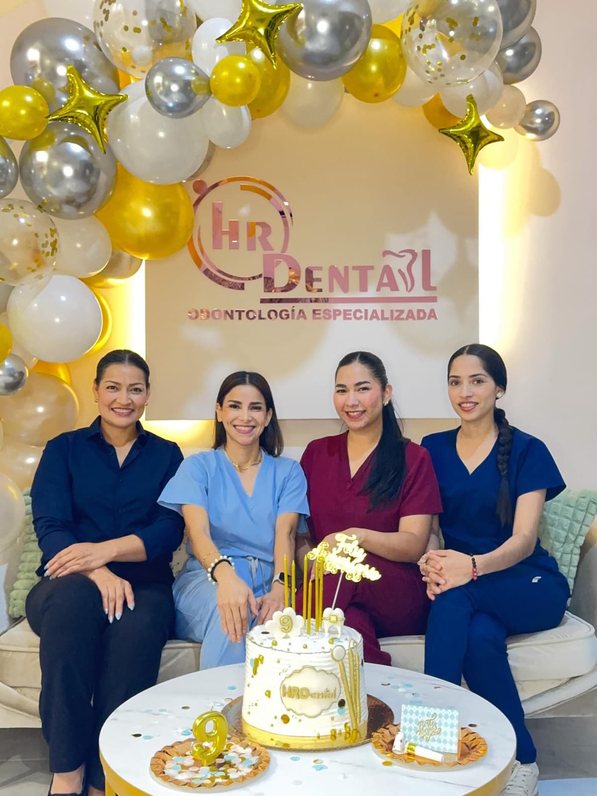 Dra. Emmanuelle Hernández con el equipo de HR Dental